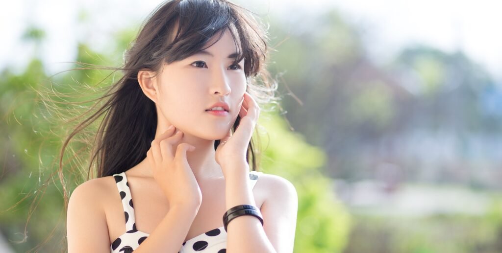 Hình Gái Xinh Tóc Ngắn Vẻ Đẹp Trong Sáng Và Quyến Rũ Không Thể Rời Mắt