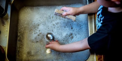 washing-dishes-1112077_640